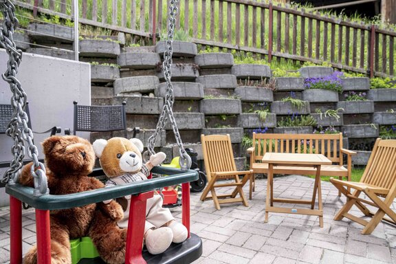Schaukel und Kindersitzecke Babyschaukel und Sitzecke