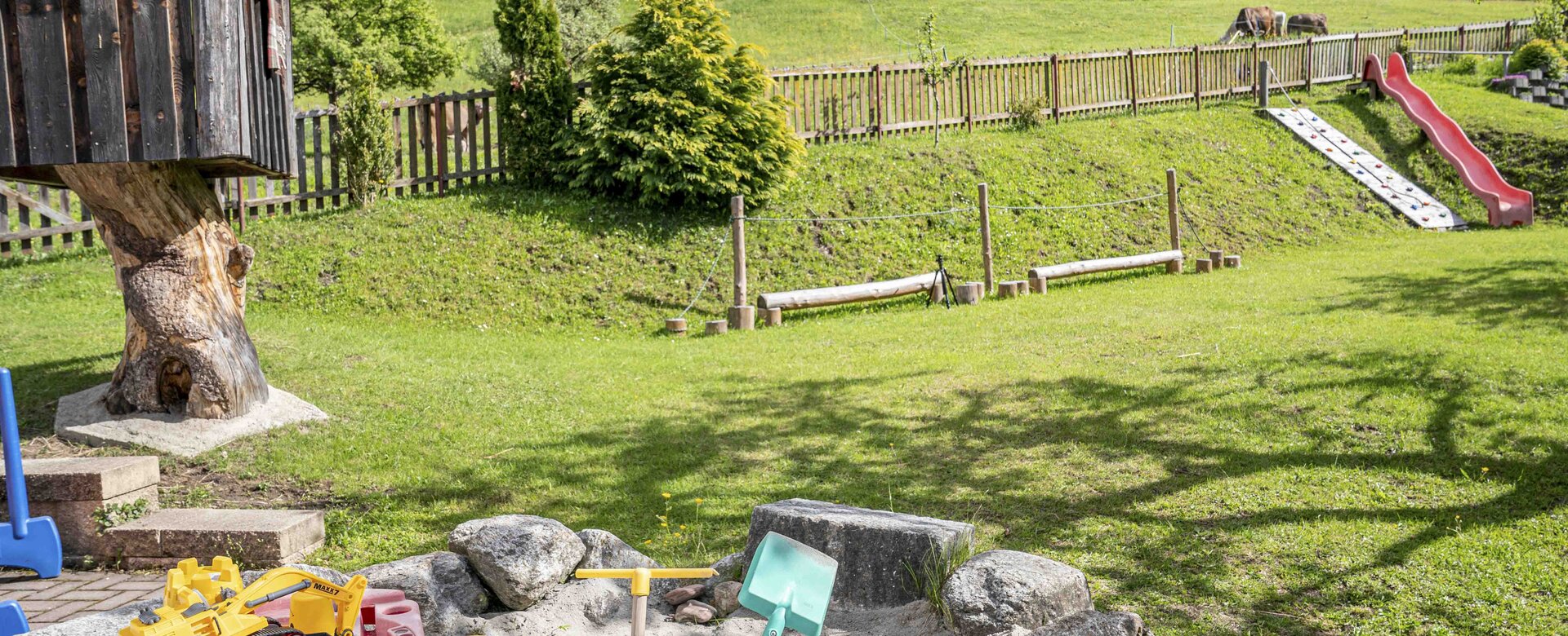 Viele Spielmöglichkeiten am Hof Sandspielplatz