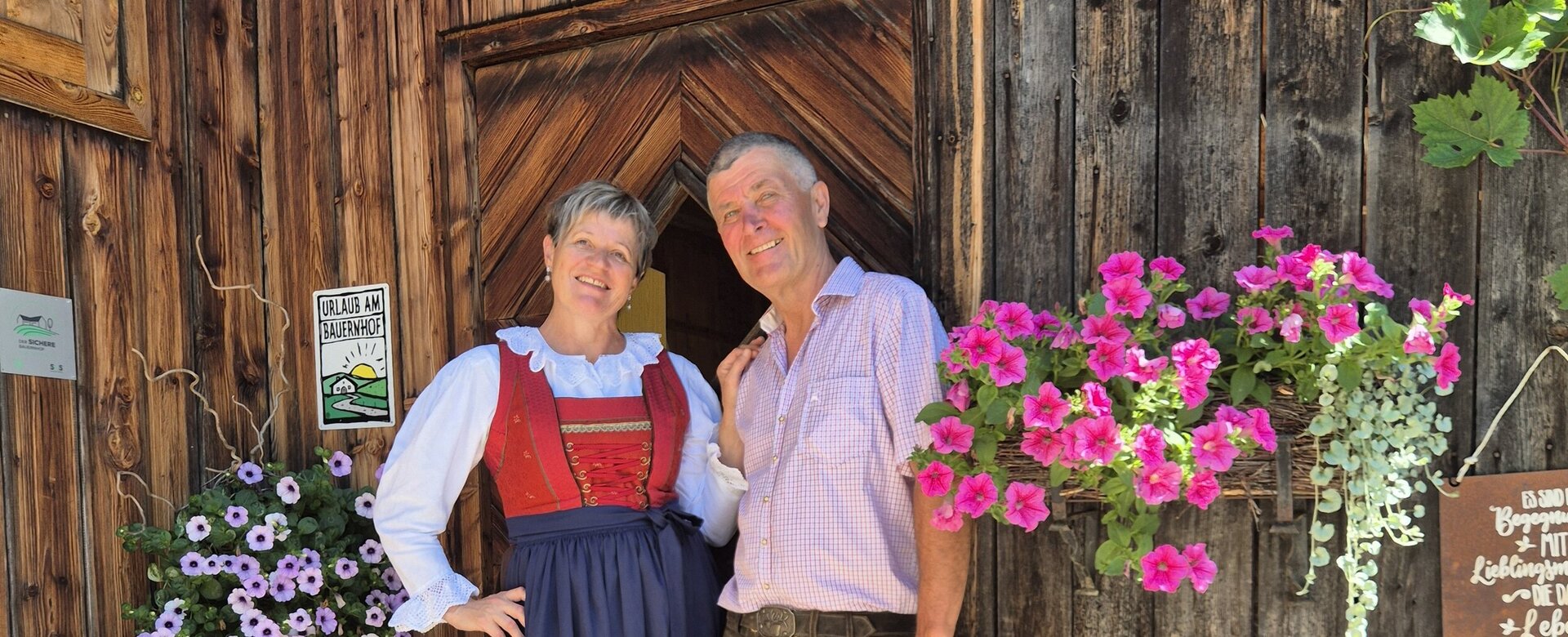 Gastgeber Bäuerin Claudia und Bauer Hans Bäuerin und Bauer Gastgeber Bäuerin Claudia und Bauer Hans Bäuerin und Bauer