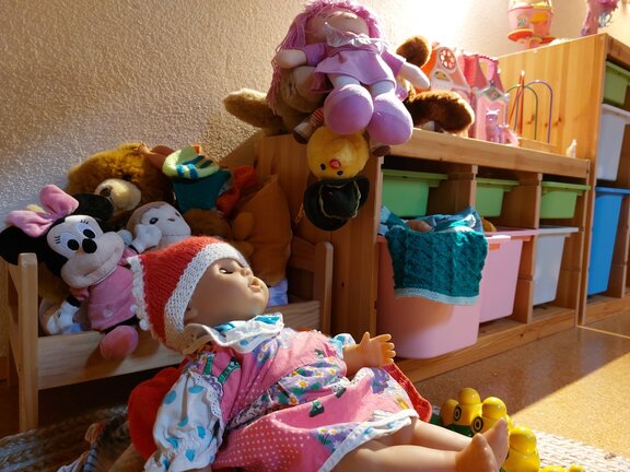 Puppen und Kuscheltiere für die Kleinen Bauernhofliebhaber Puppenecke