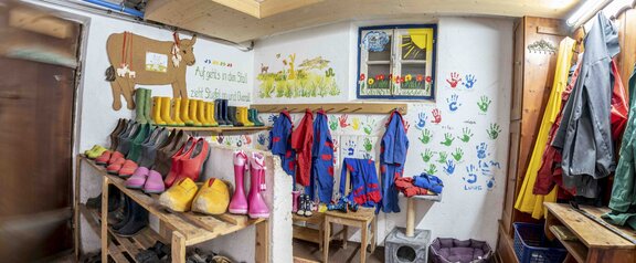 Overalls und Gummistiefel für die Stallzeit Stallkleidung